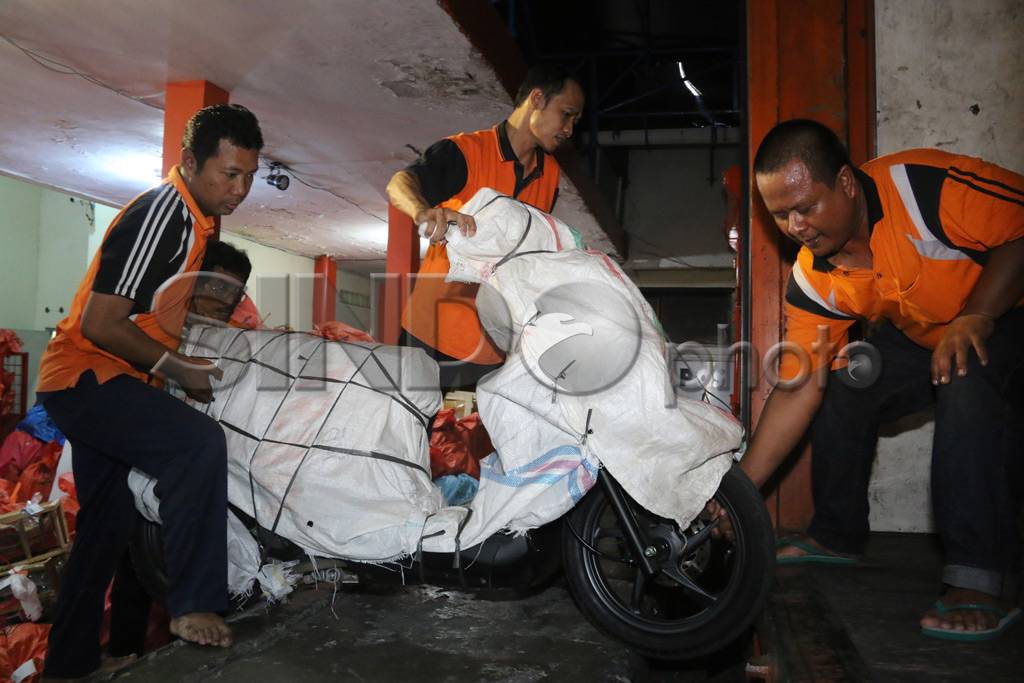 Kesibukan Kantor Pos...