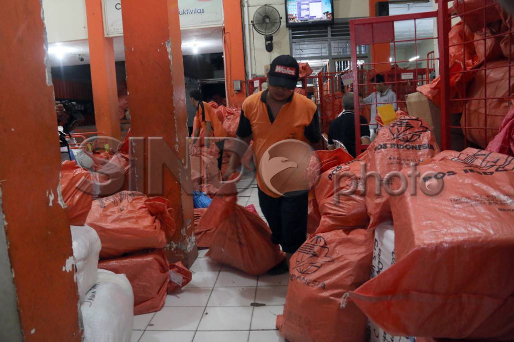 Kesibukan Kantor Pos...