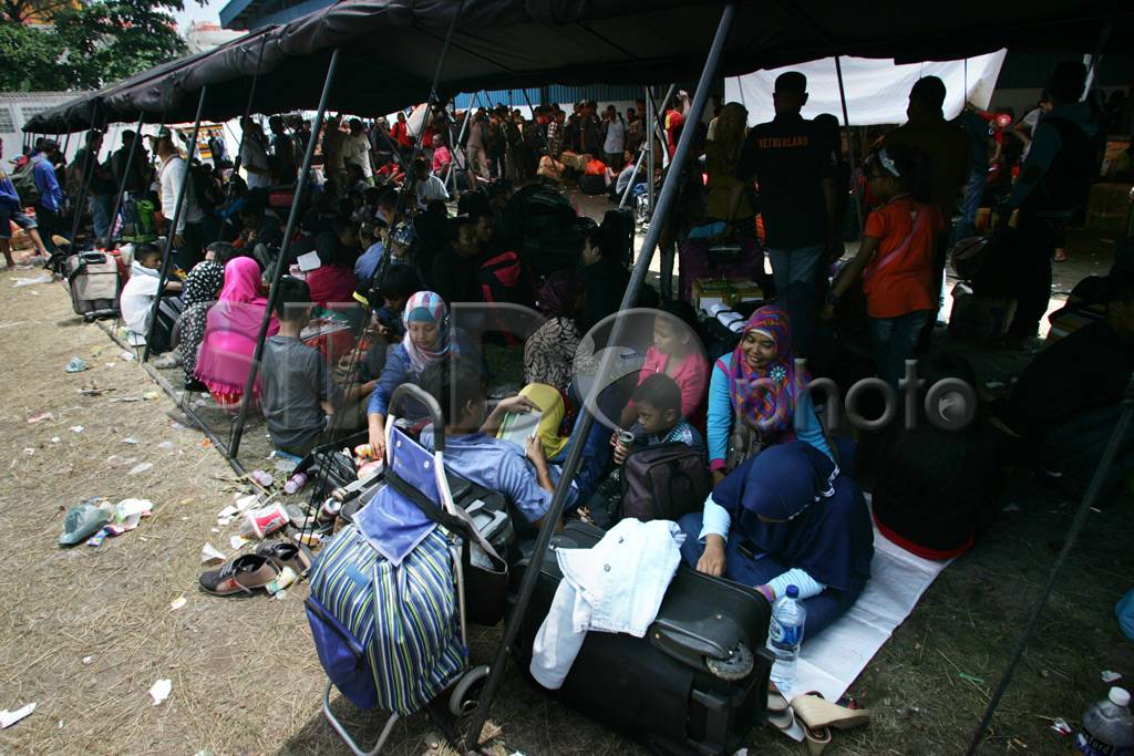 Ribuan Pemudik Kapal...