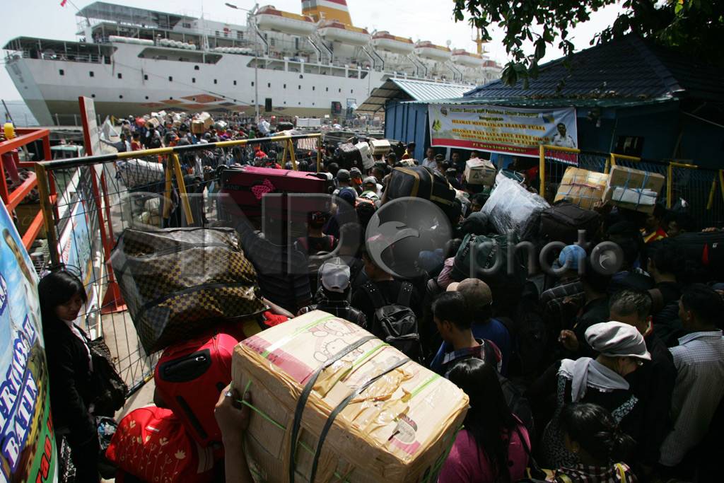 Ribuan Pemudik Kapal...