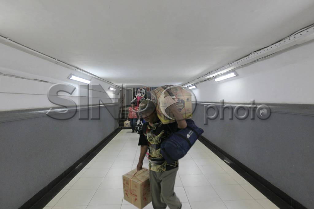 Pemudik Padati Stasiun...