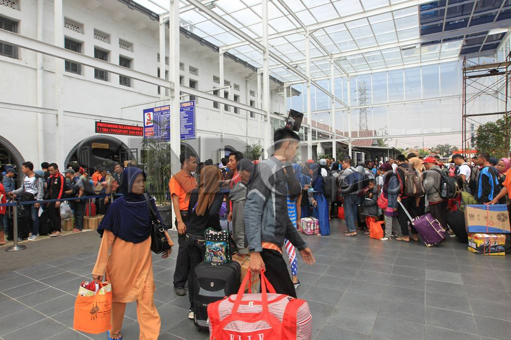 Pemudik Padati Stasiun...