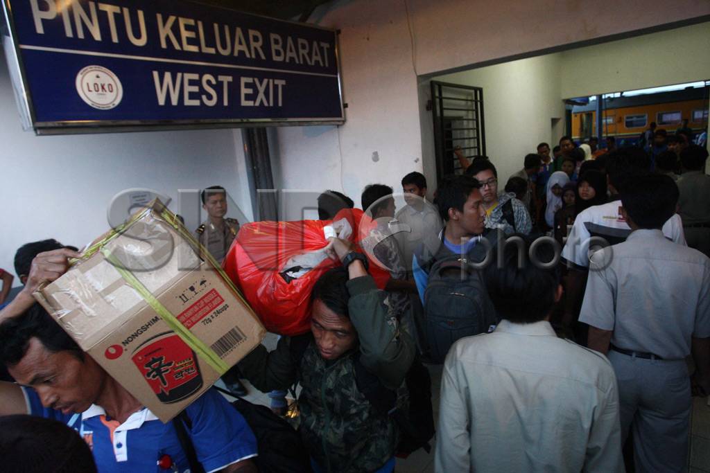 Pemudik Kereta Mulai...