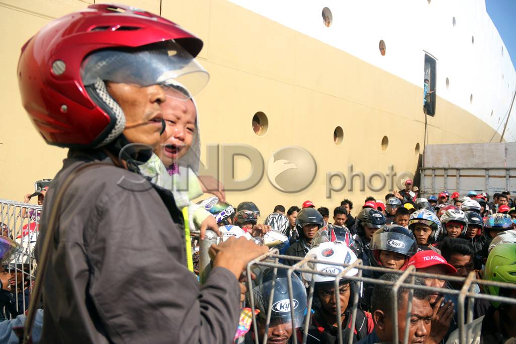 Ribuan Pemudik Tiba...