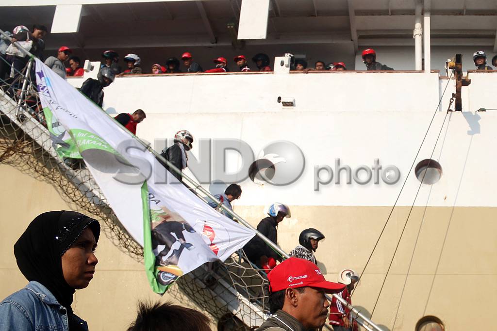 Ribuan Pemudik Tiba...