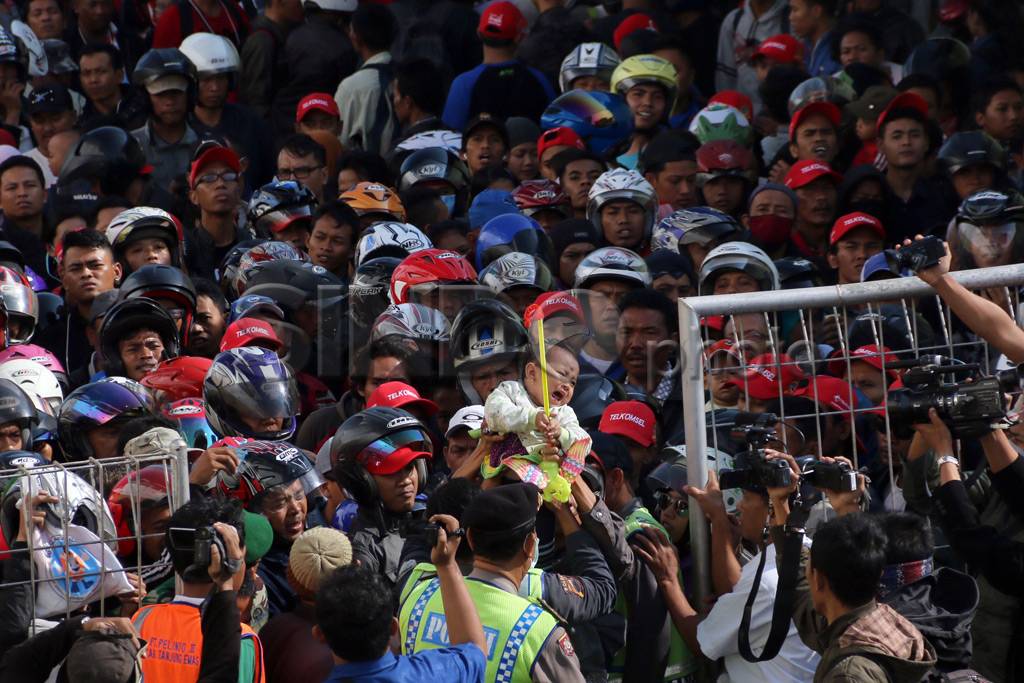 Ribuan Pemudik Tiba...