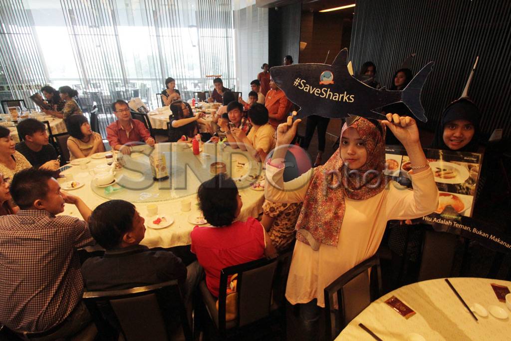 Aksi Greenpeace Selamatkan...
