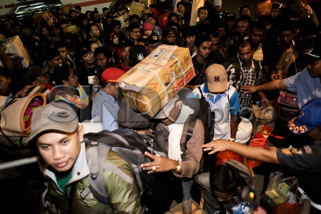 Pemudik Tujuan Surabaya...