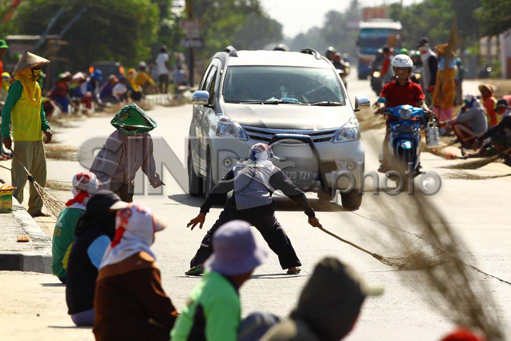 Penyapu Koin, Mengais...