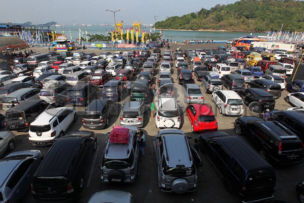 Kepadatan Mobil Pemudik...