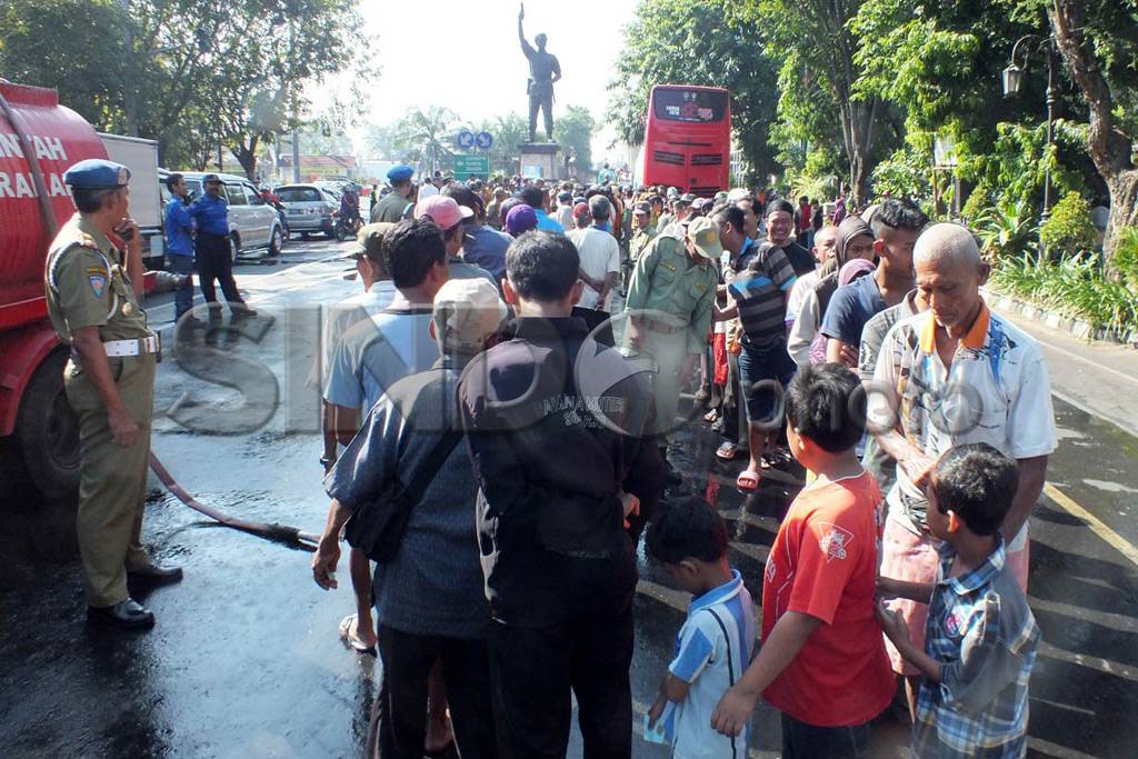 Bagi-bagi Sarung Lebaran...