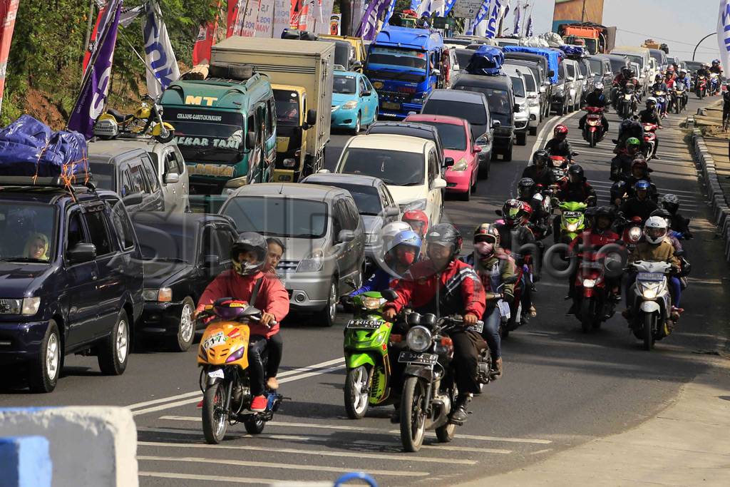 Macet Panjang di Turunan...