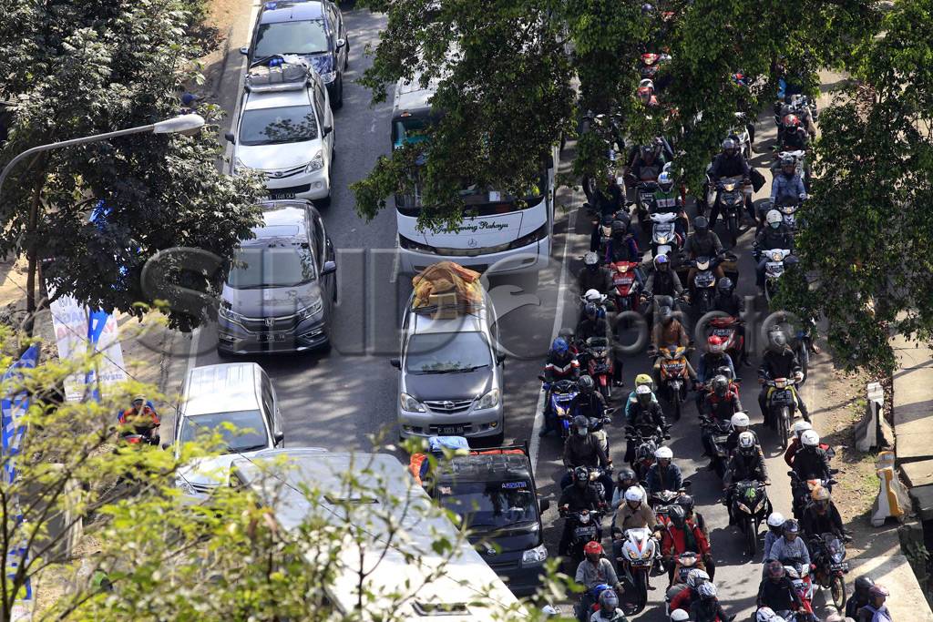 Macet Panjang di Turunan...