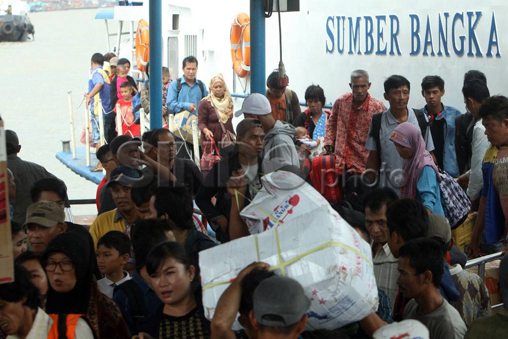 Pemudik Jalur Laut Tiba...