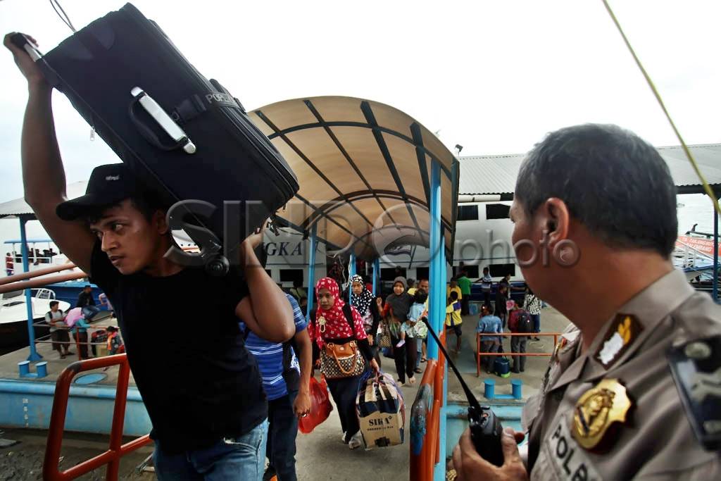 Pemudik Jalur Laut Tiba...