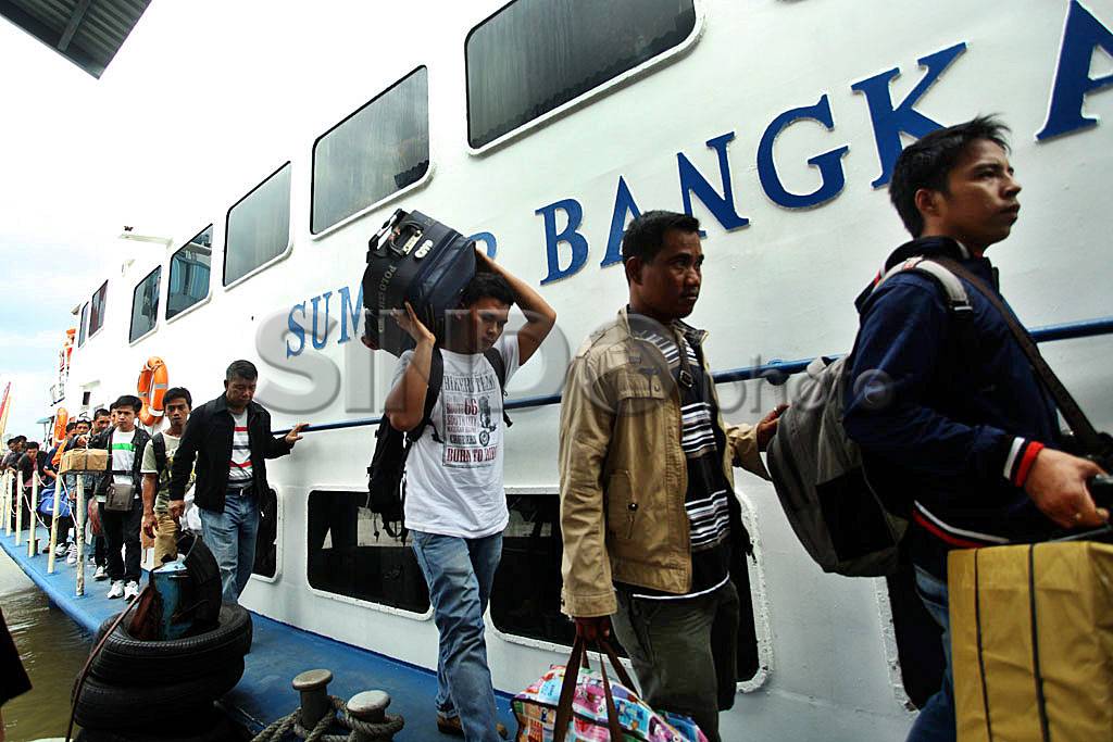 Pemudik Jalur Laut Tiba...