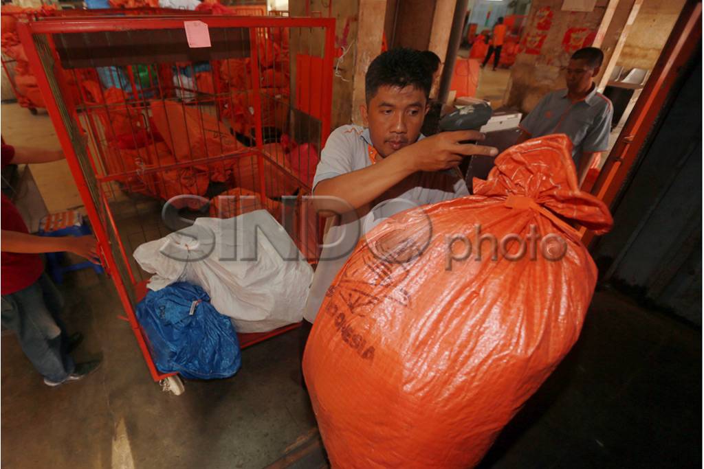 Kesibukan PT Pos Indonesia...