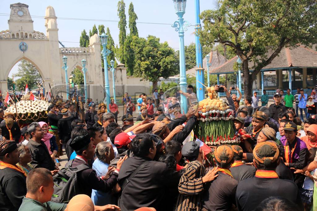 Warga Solo Berebut Sesaji...