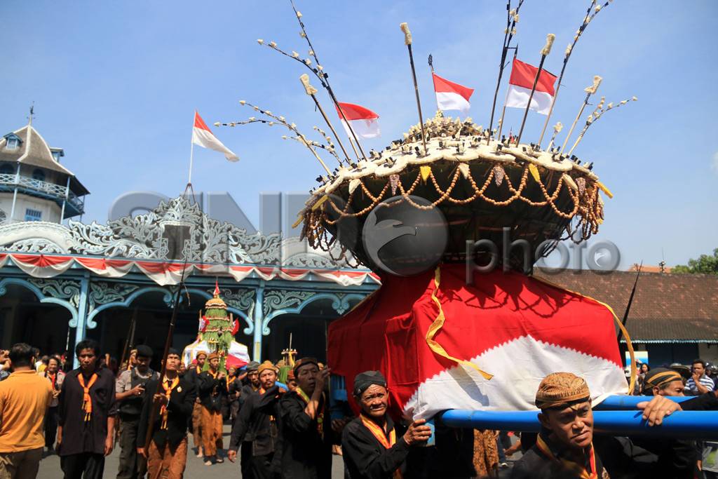 Warga Solo Berebut Sesaji...