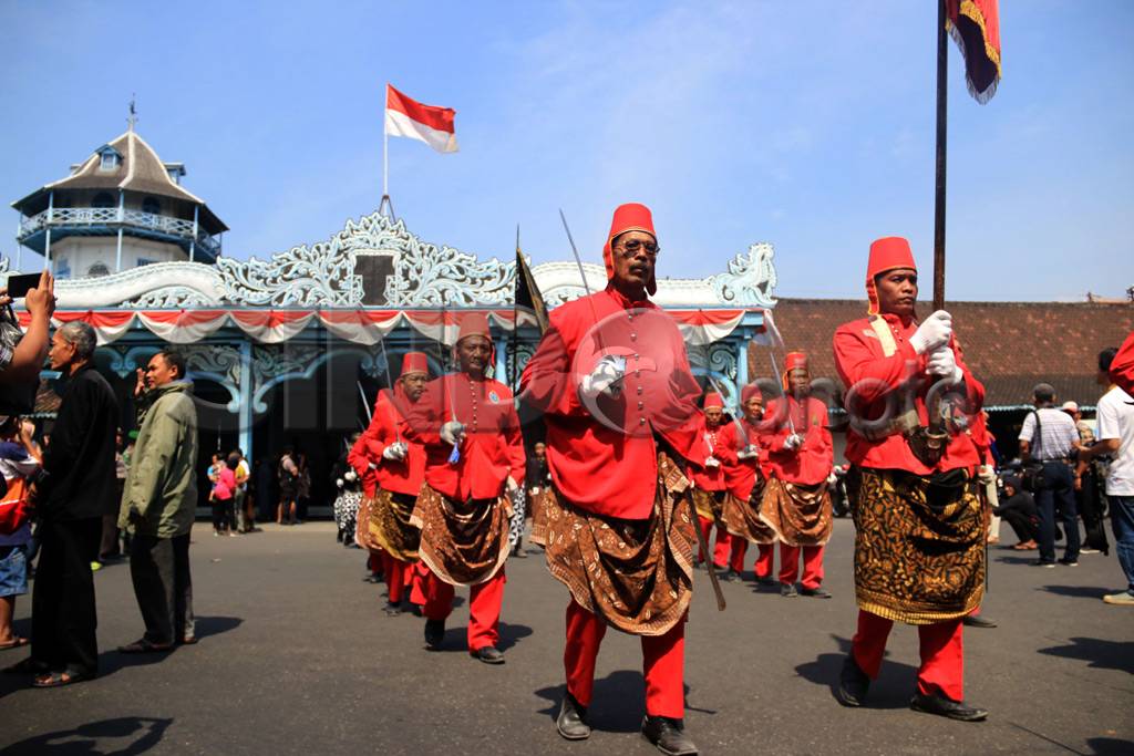 Warga Solo Berebut Sesaji...