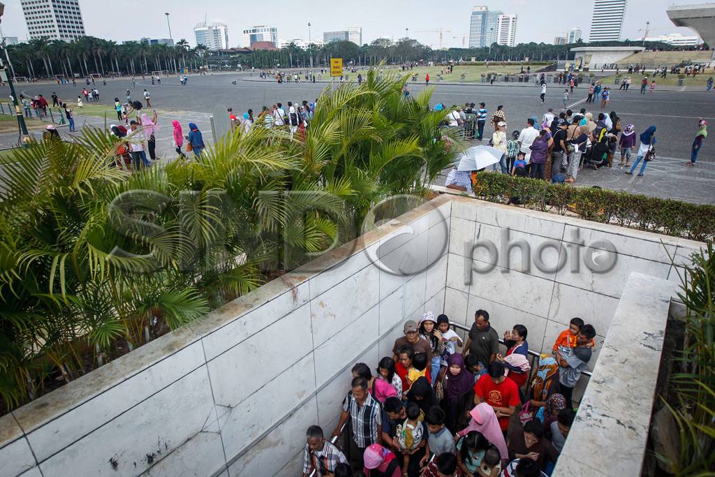 Monas Dipadati Ribuan...