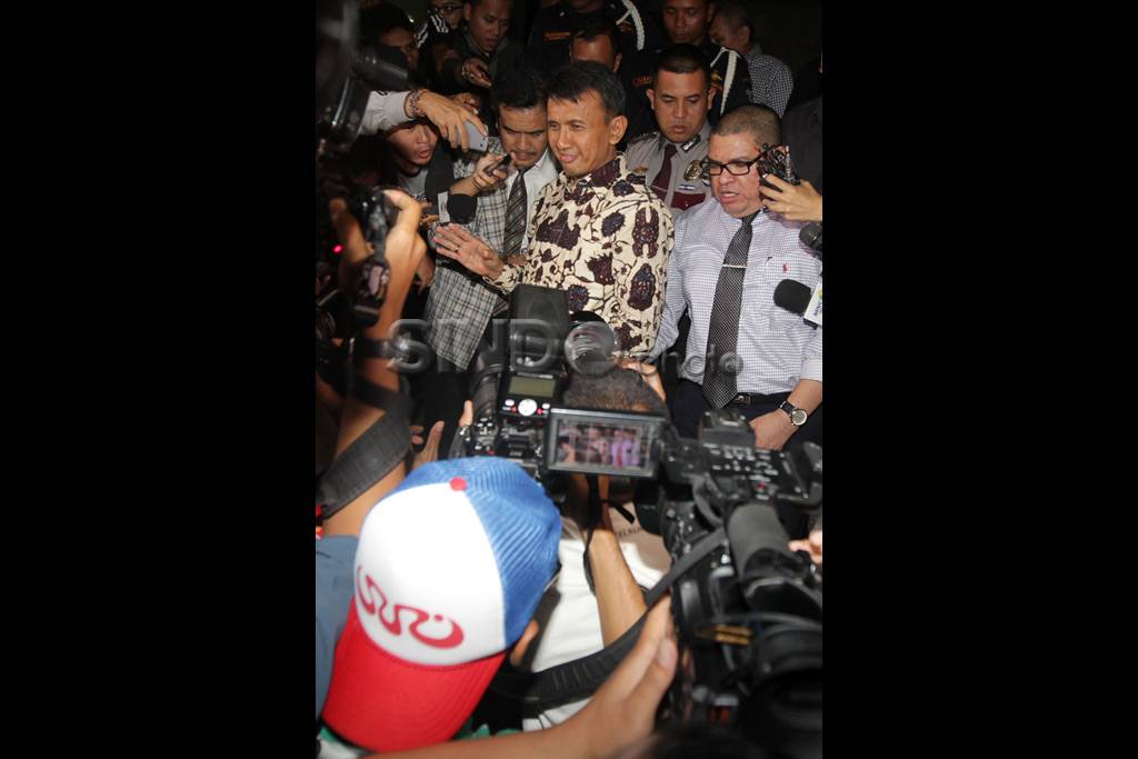 Gatot Keluar dari Gedung...