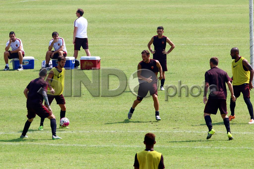 Pemain AS Roma Tes Lapangan...