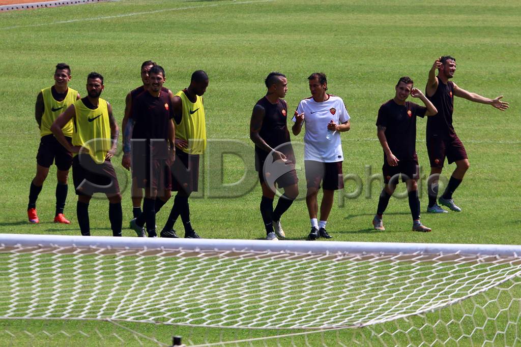 Pemain AS Roma Tes Lapangan...