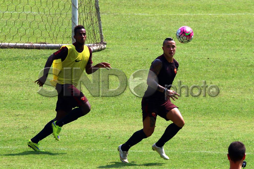 Pemain AS Roma Tes Lapangan...