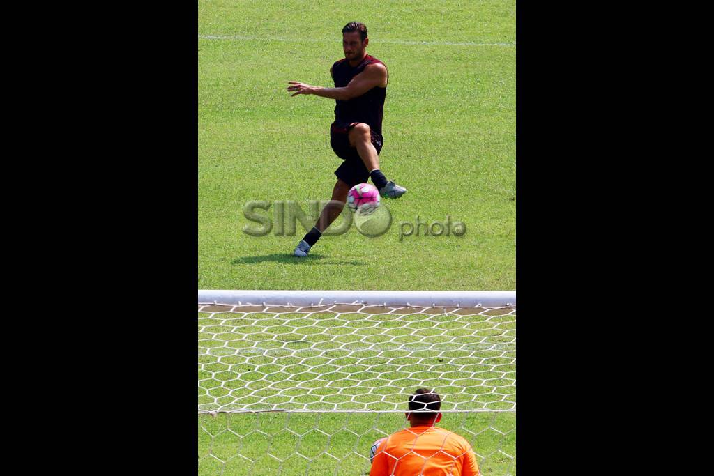 Pemain AS Roma Tes Lapangan...