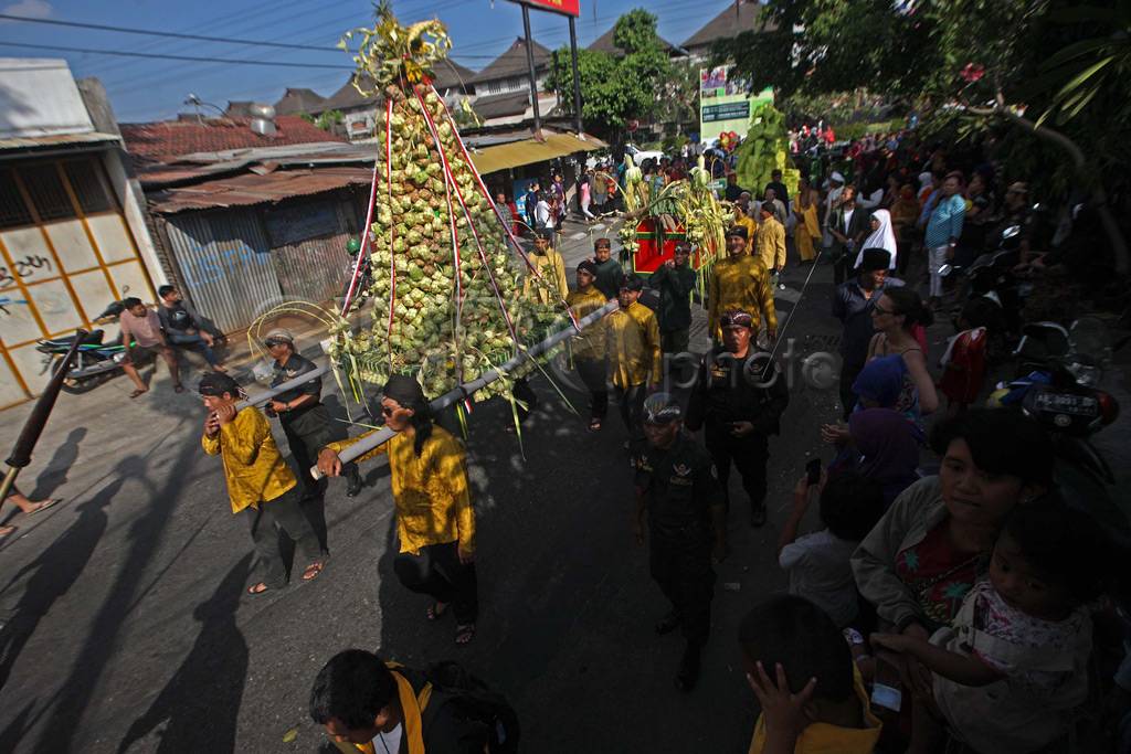 Kirab Gunungan Ketupat