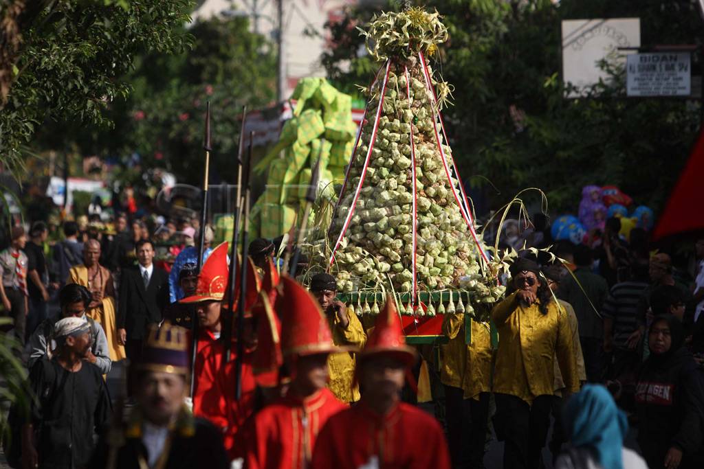 Kirab Gunungan Ketupat