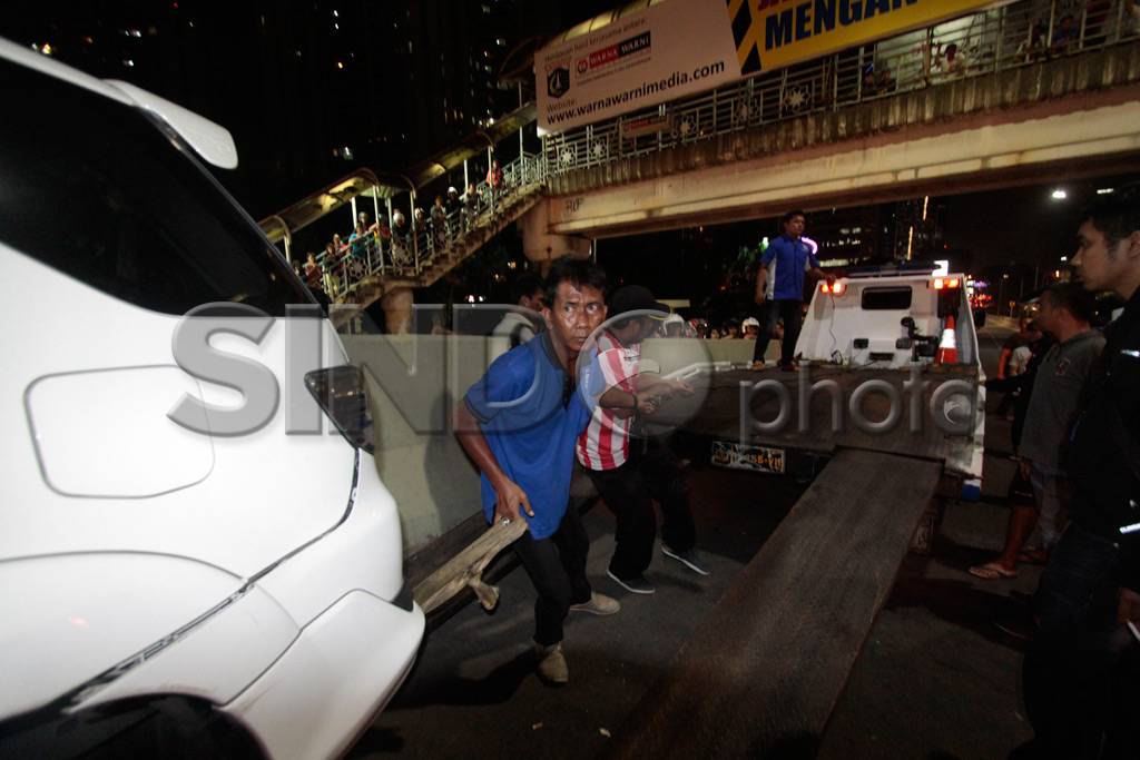 Fortuner Tabrak Truk...