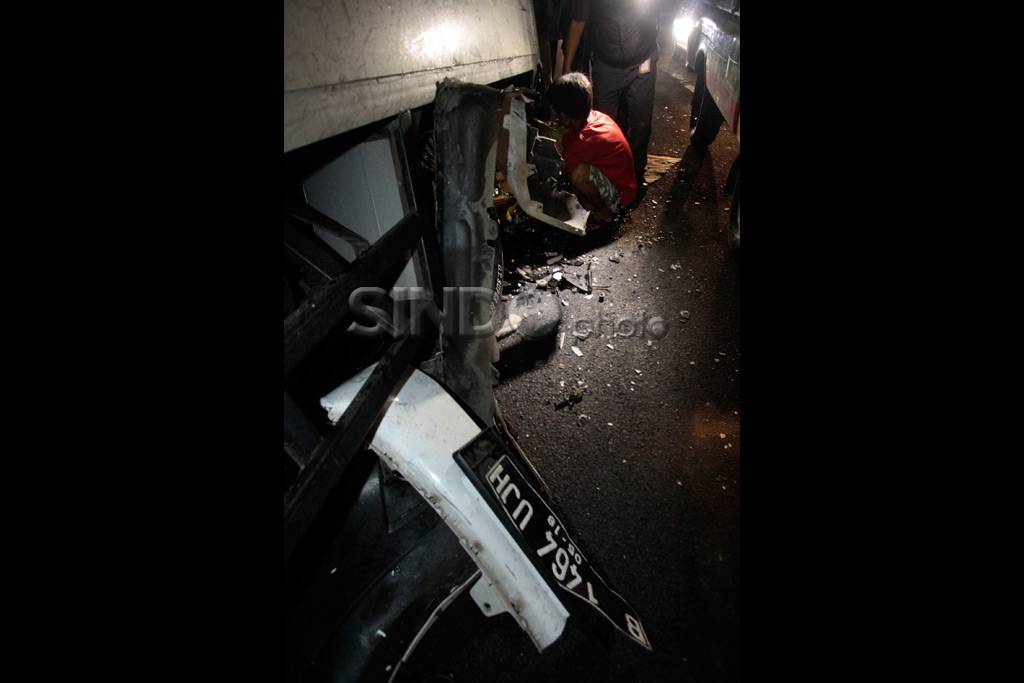 Fortuner Tabrak Truk...