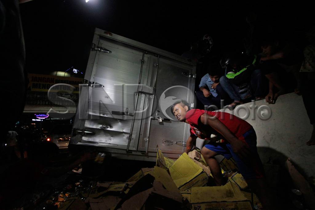 Fortuner Tabrak Truk...