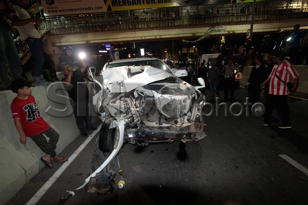 Fortuner Tabrak Truk...
