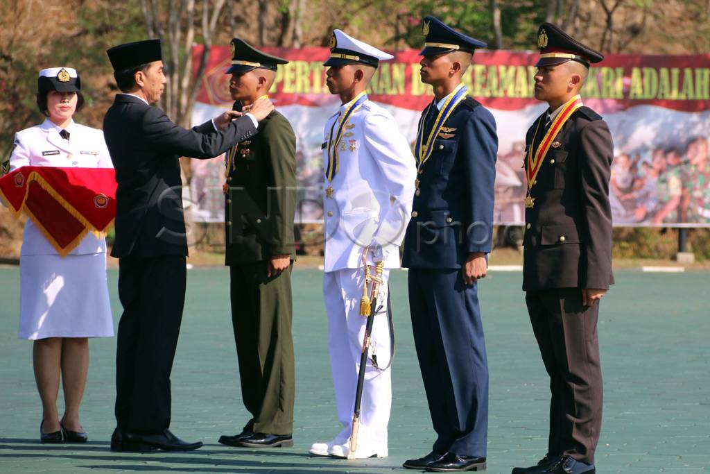 Jokowi Lantik 793 Perwira...