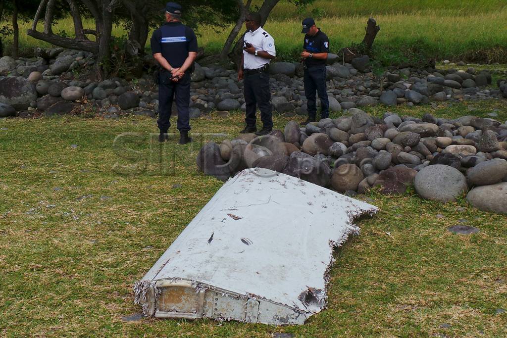 Potongan Pesawat Diduga...