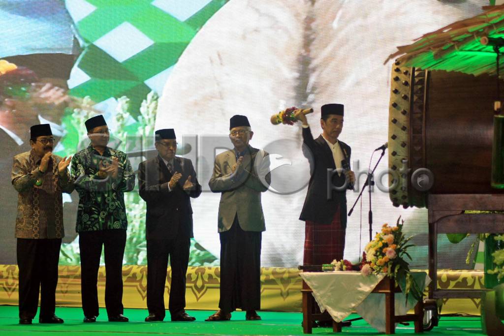 Presiden Jokowi Pukul...