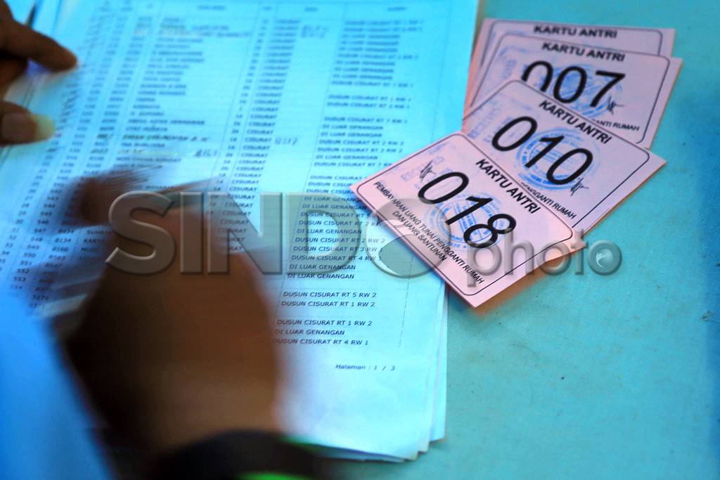 Warga Antre Verifikasi...