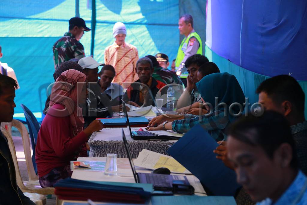 Warga Antre Verifikasi...
