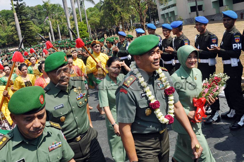 Ribuan Prajurit Sambut...