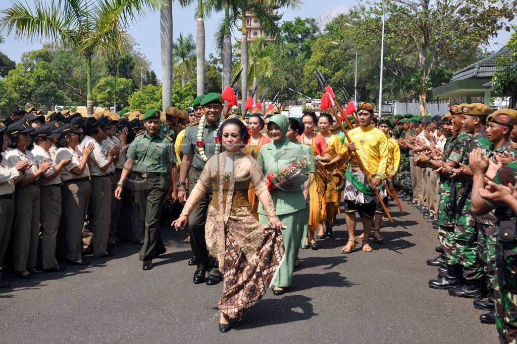 Ribuan Prajurit Sambut...