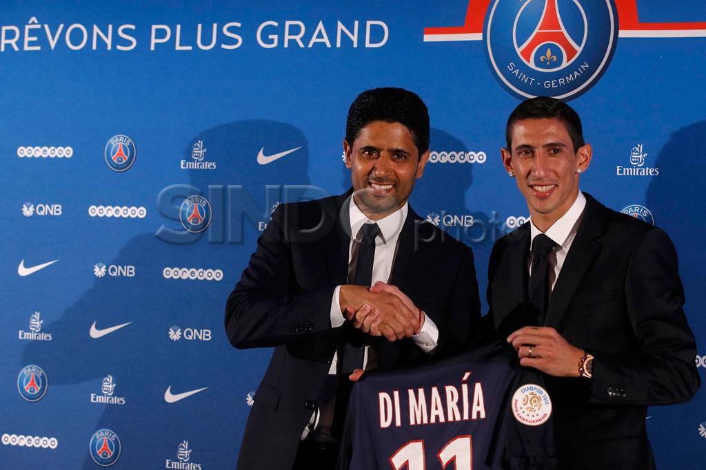 Di Maria Resmi Berkostum...