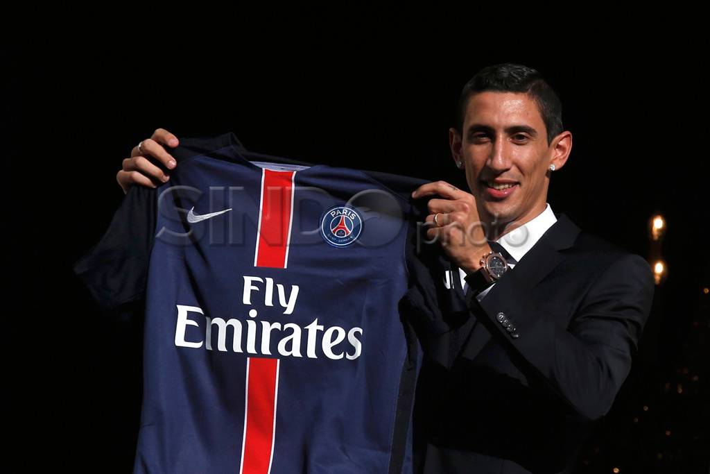Di Maria Resmi Berkostum...