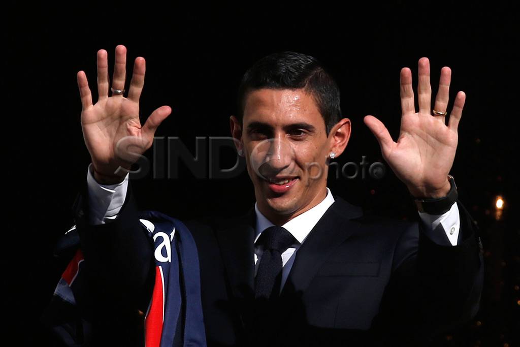 Di Maria Resmi Berkostum...