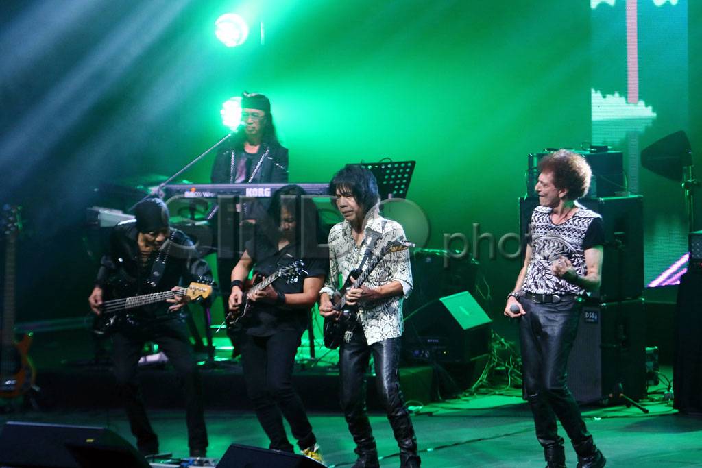 Konser Godbless Obati...