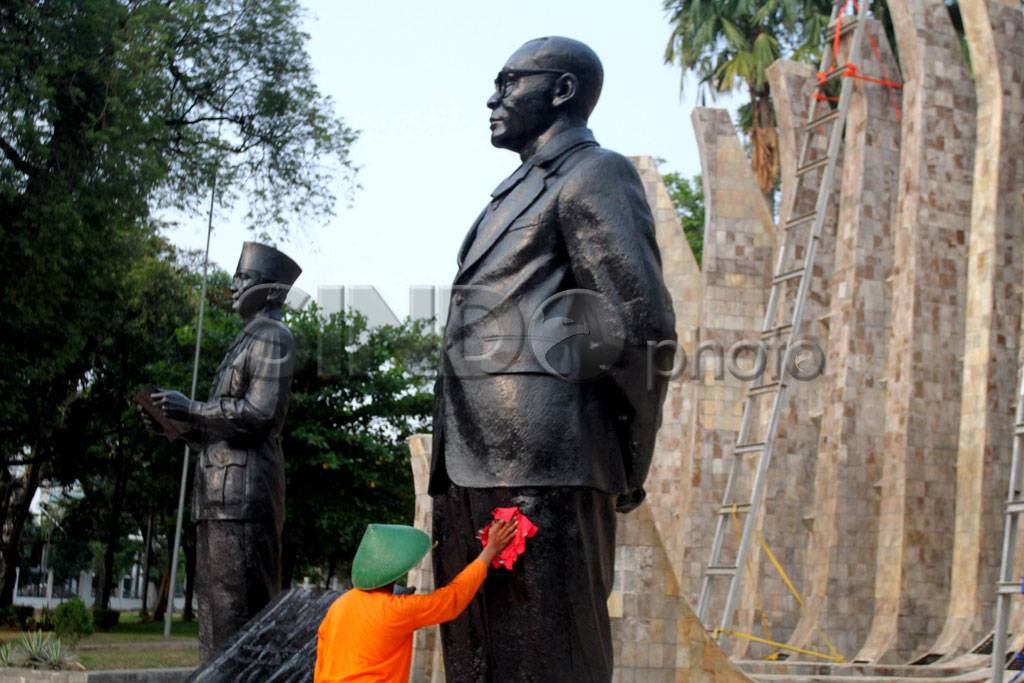 Bersihkan Patung Proklamator...