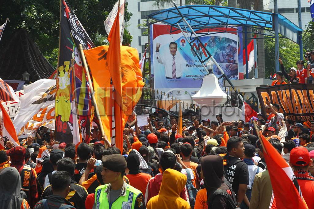 Ribuan Jakmania Demo...