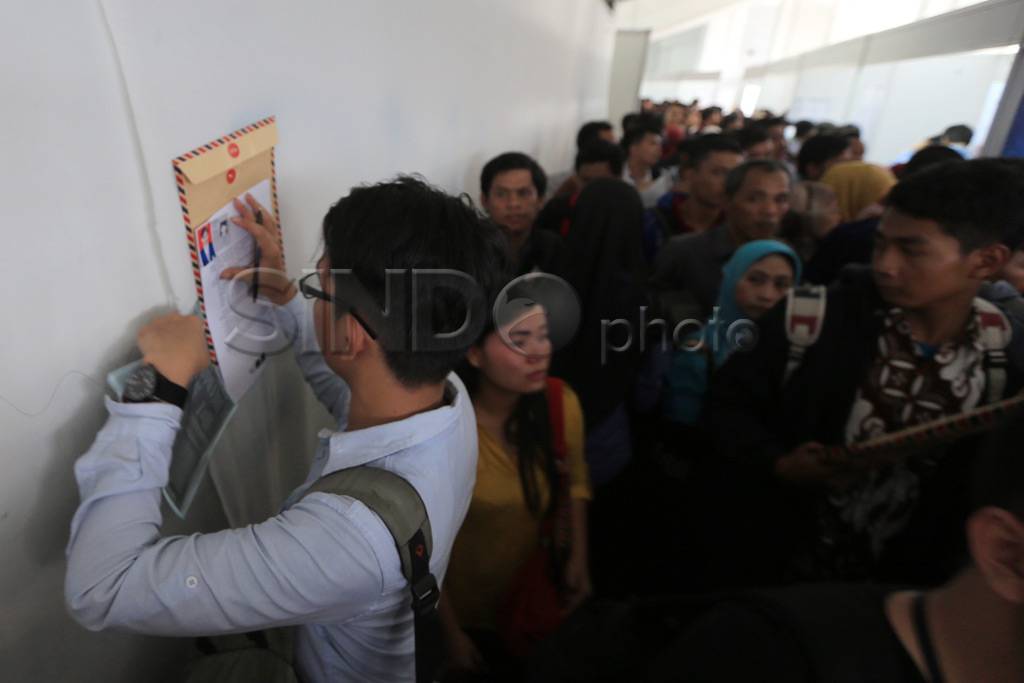 Ribuan Pencari Kerja...